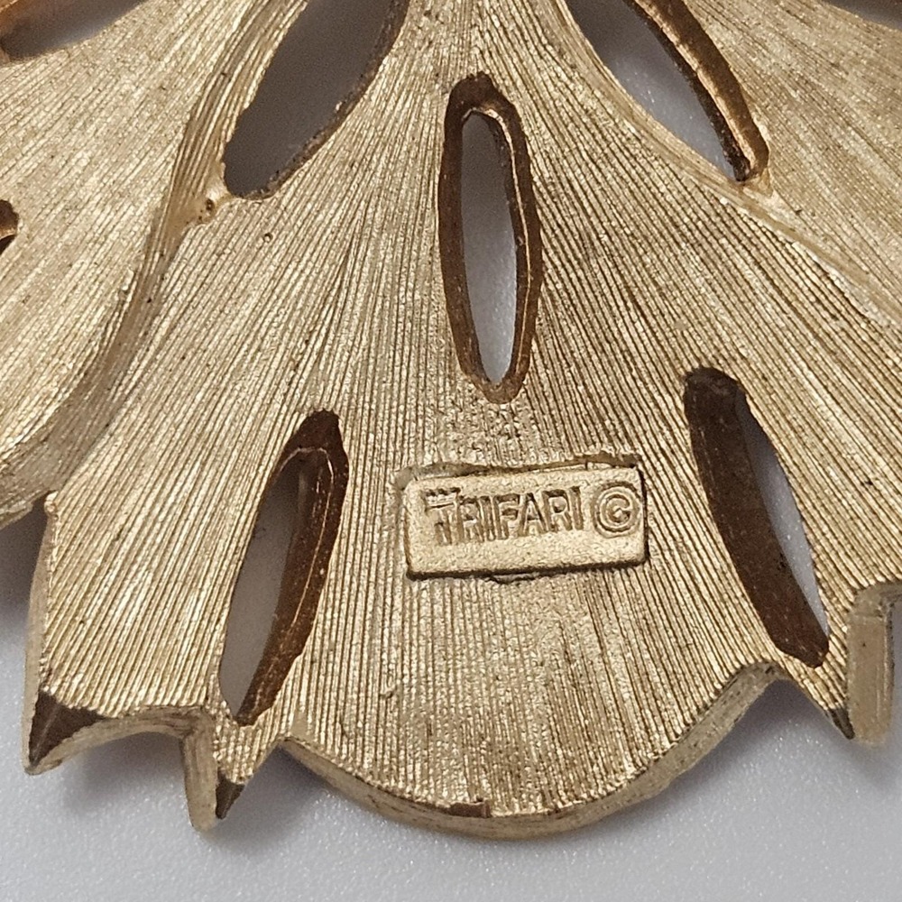 Crown Trifari Brooch Brushed Goldtone Flower Pin Floral - Picture 6 of 9